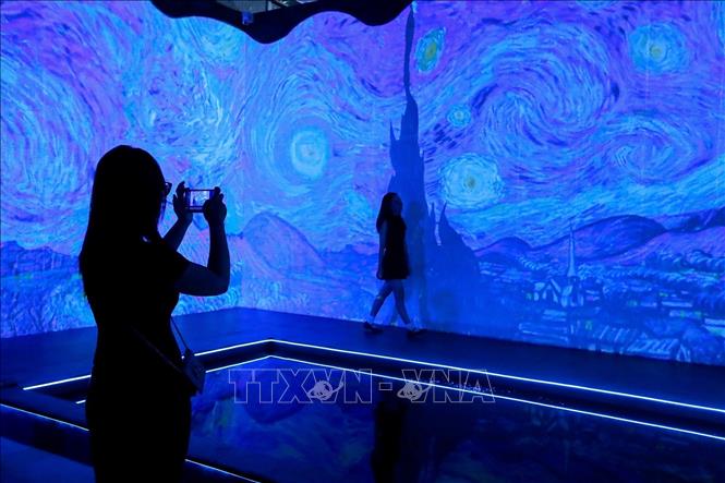 Công nghệ 3D Mapping, VR, AR cùng hệ thống âm thanh vòm đưa người xem bước vào thế giới hội họa đầy cảm xúc của Van Gogh. (Ảnh: Khánh Hoà/TTXVN)